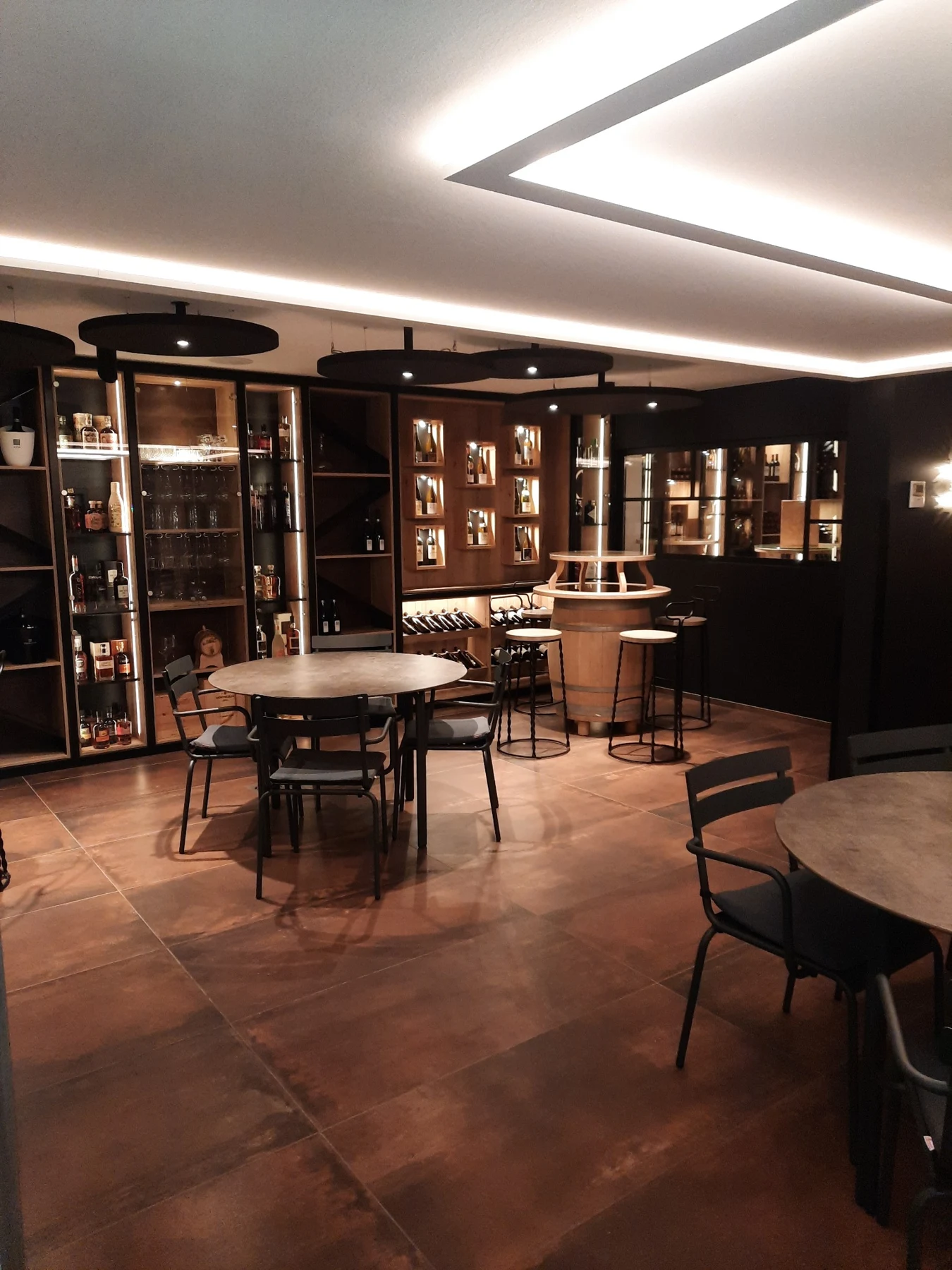 Éclairage d’ambiance d’une salle avec tables et niches murales