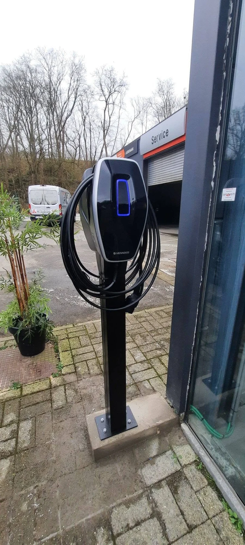 Borne de recharge sur pied à l’extérieur