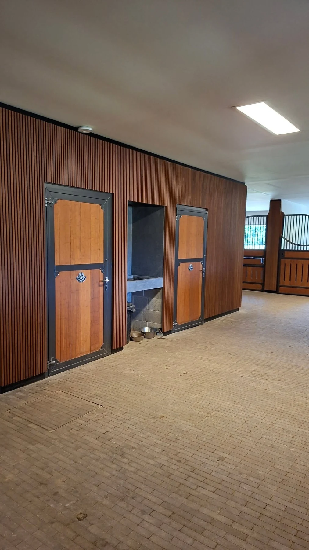 Vue des cloisons en bois et de l’éclairage au plafond