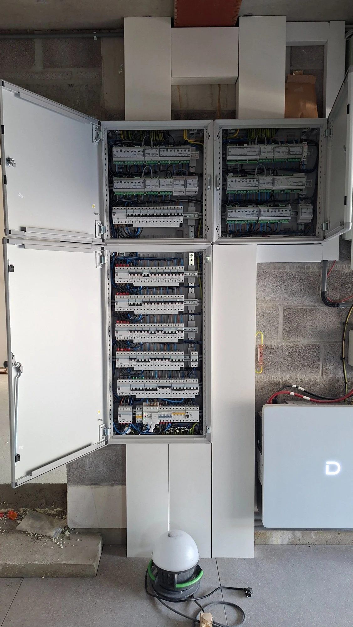 Ensemble de coffrets électriques ouverts