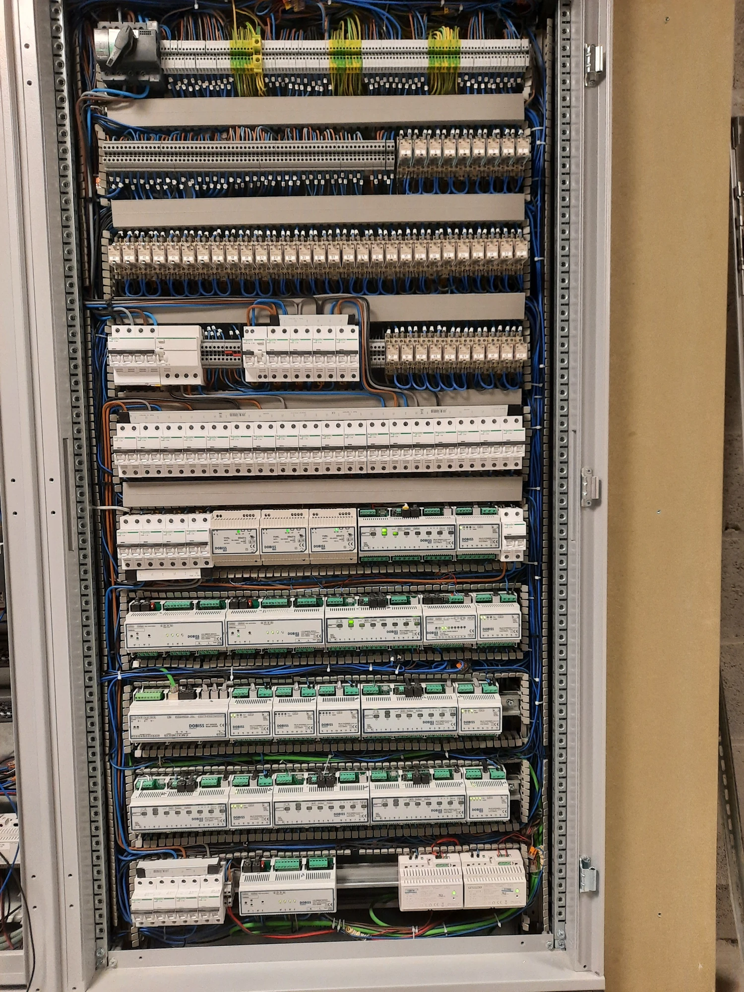Tableau électrique et modules domotiques sur une réalisation de Vinelec